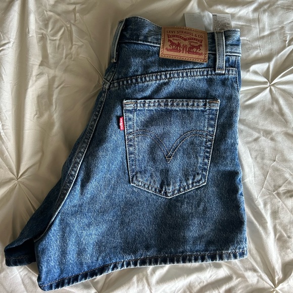 Levi’s High Waisted Mom Shorts - Picture 4 of 4